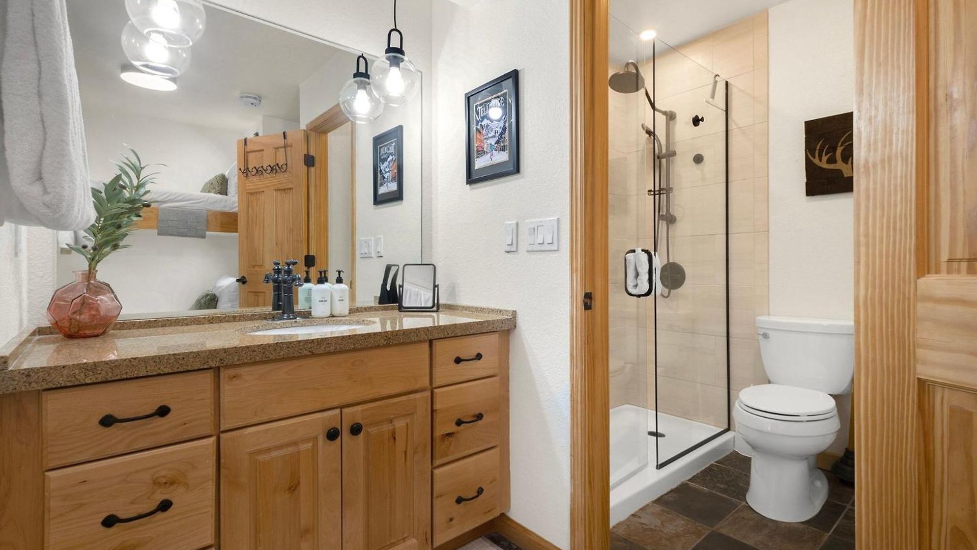 Riverfront, Blocks To - Mtn Views, Hot Tub At Viking 217 Apartment