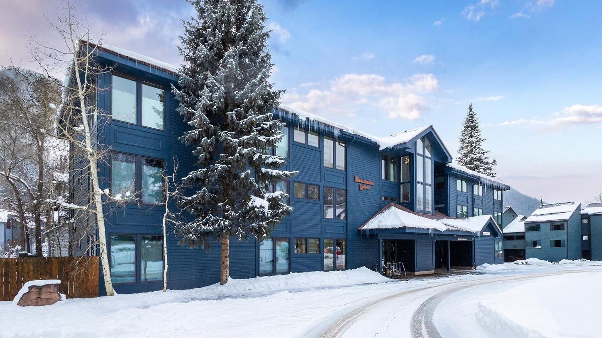 Apartment West End Winner - Hot Tub, Parking, Open Kitchen & Living Space