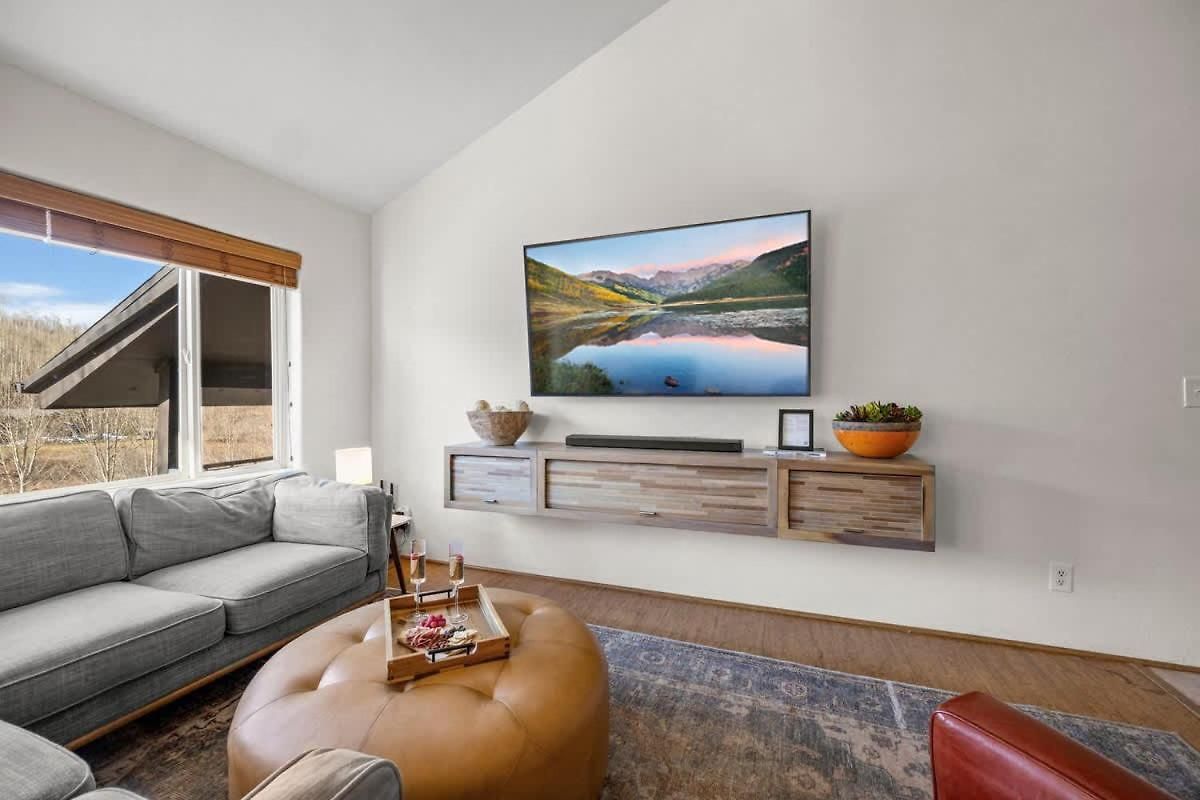 Mountain Village Escape - Walk To Slopes & Views