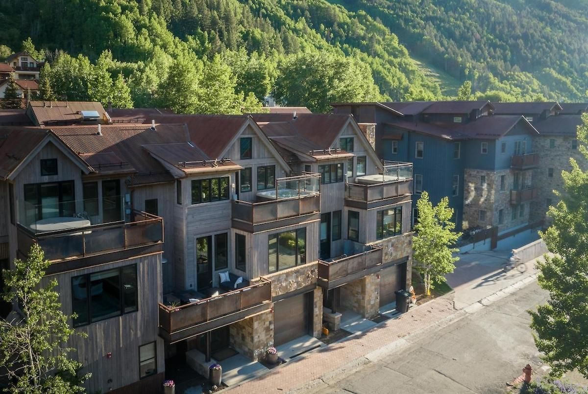 Downtown - Near Gondola Holiday home