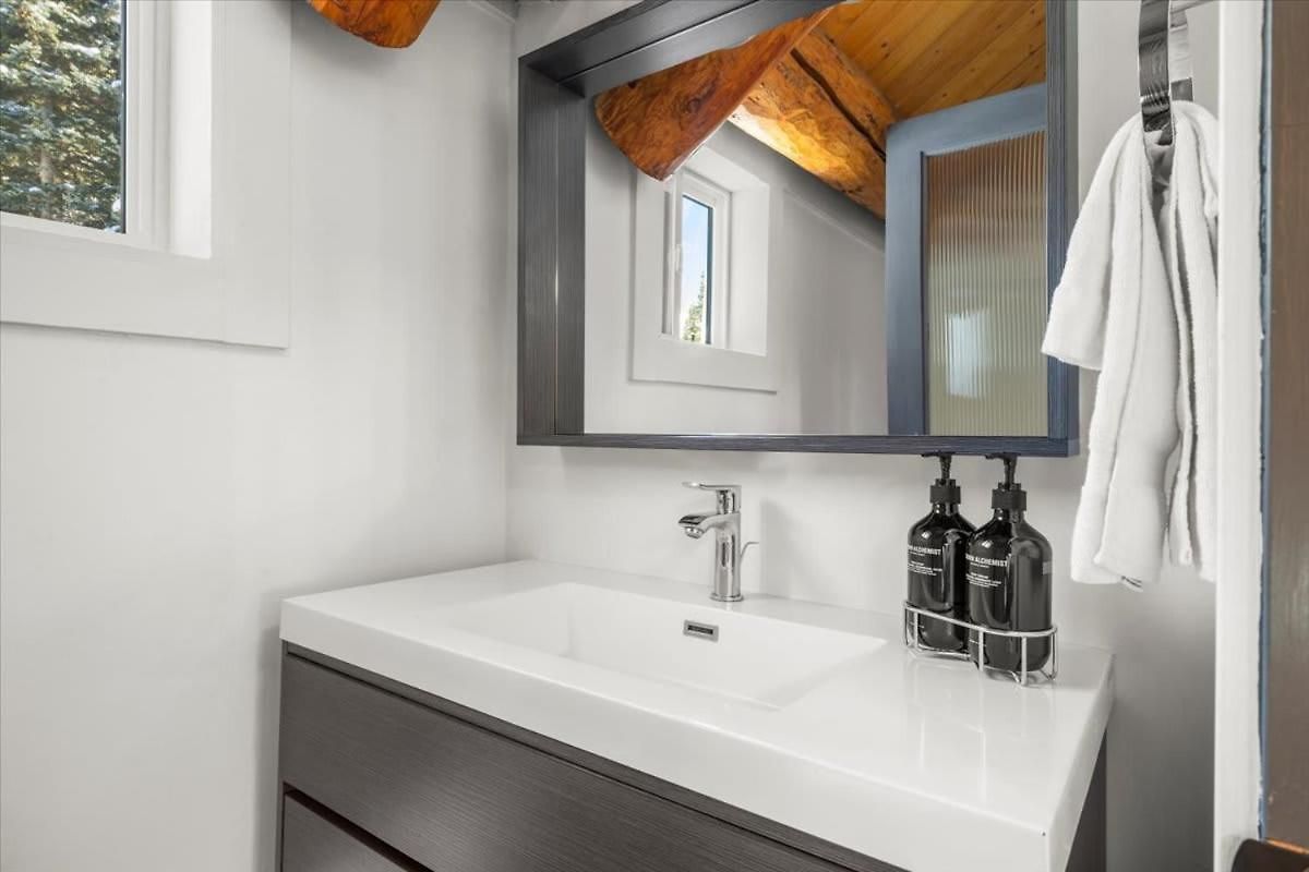 Holiday home Scenic Escape - Private Deck Designer Interiors *