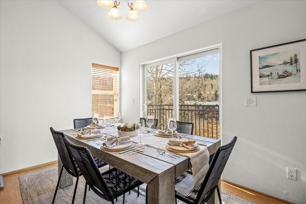 Mountain Village Escape - Walk To Slopes & Views *