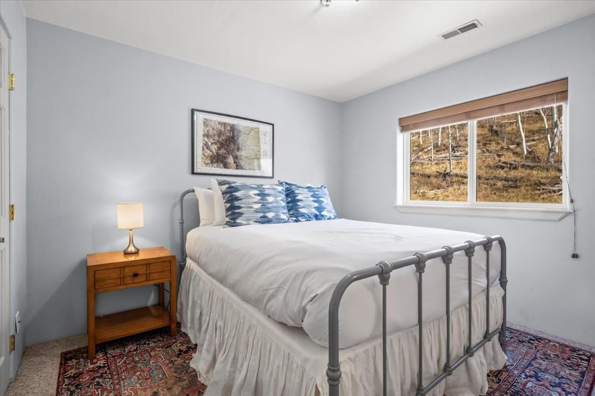 Mountain Village Escape - Walk To Slopes & Views *