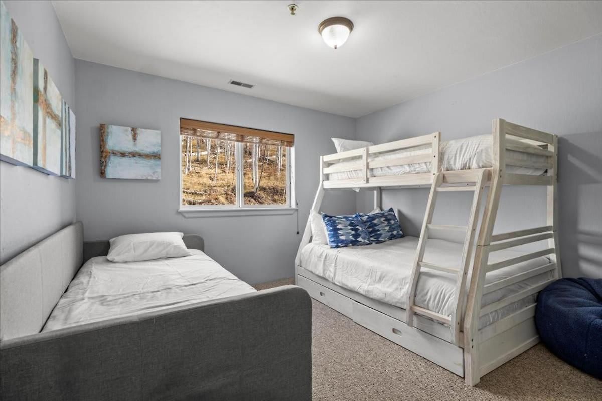 Mountain Village Escape - Walk To Slopes & Views Holiday home
