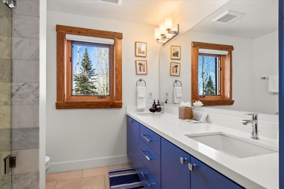 Scenic Escape - Private Deck Designer Interiors *