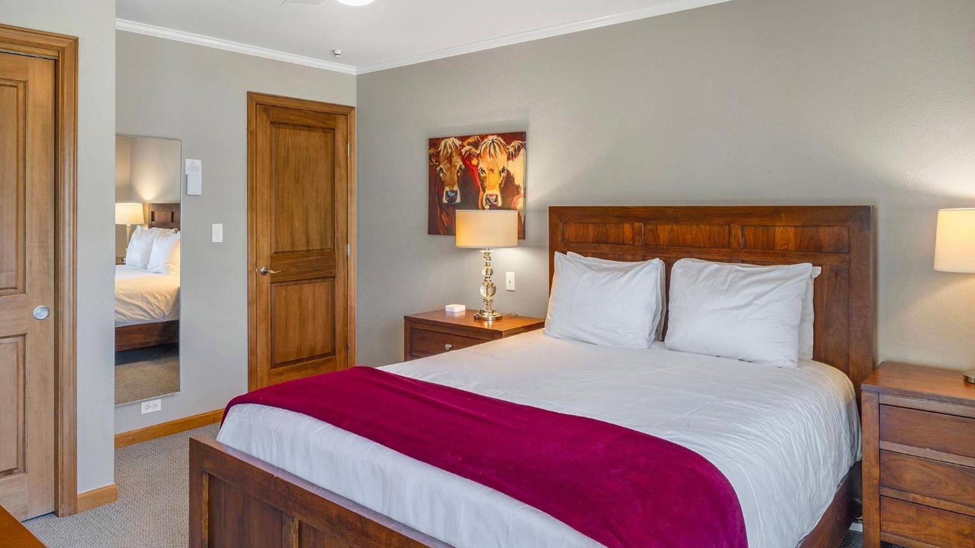 West End Winner - Hot Tub, Parking, Open Kitchen & Living Space Apartment