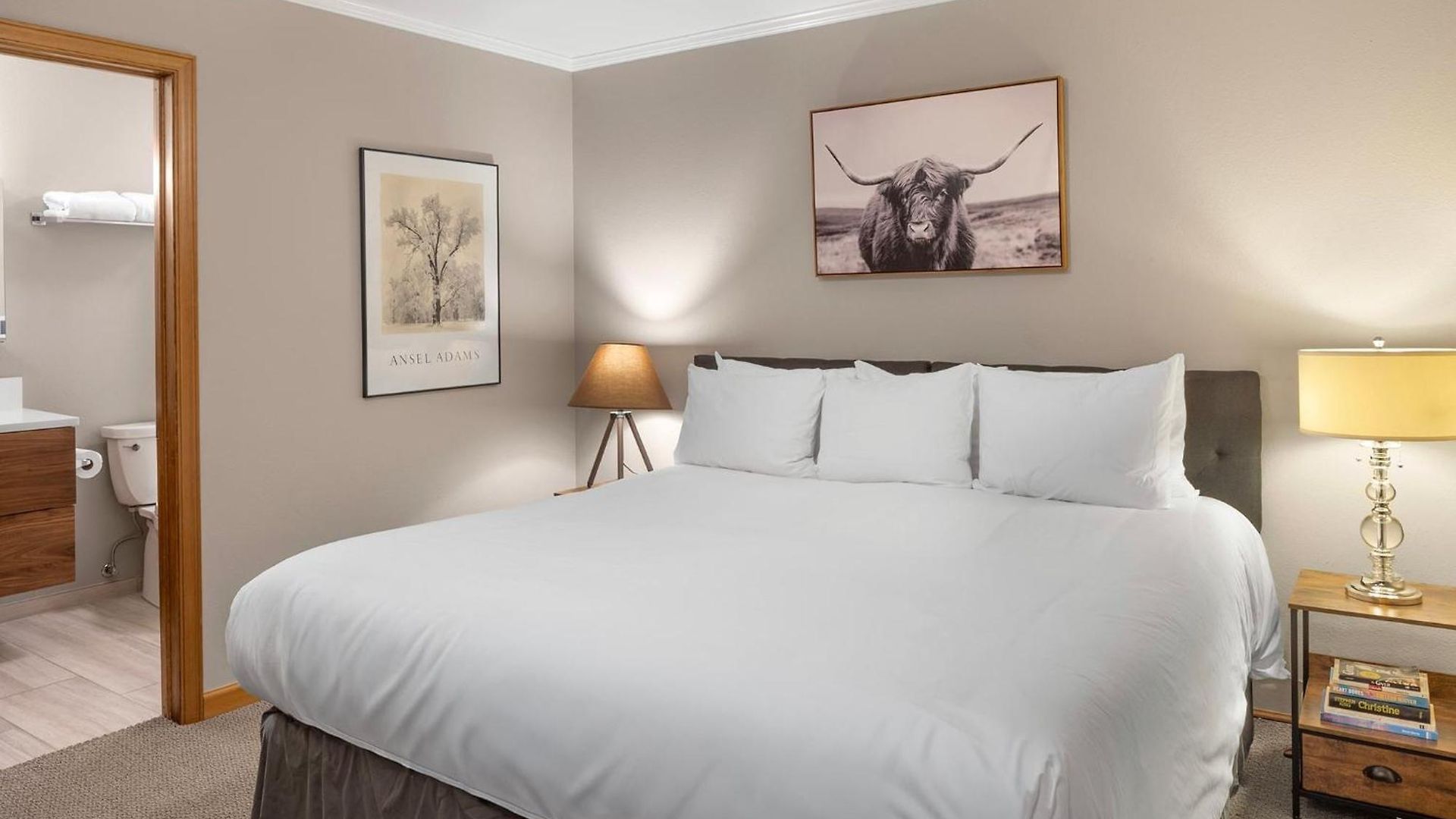 Apartment West End Winner - Hot Tub, Parking, Open Kitchen & Living Space