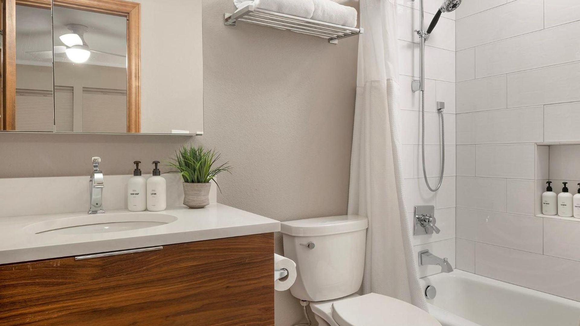 West End Winner - Hot Tub, Parking, Open Kitchen & Living Space *