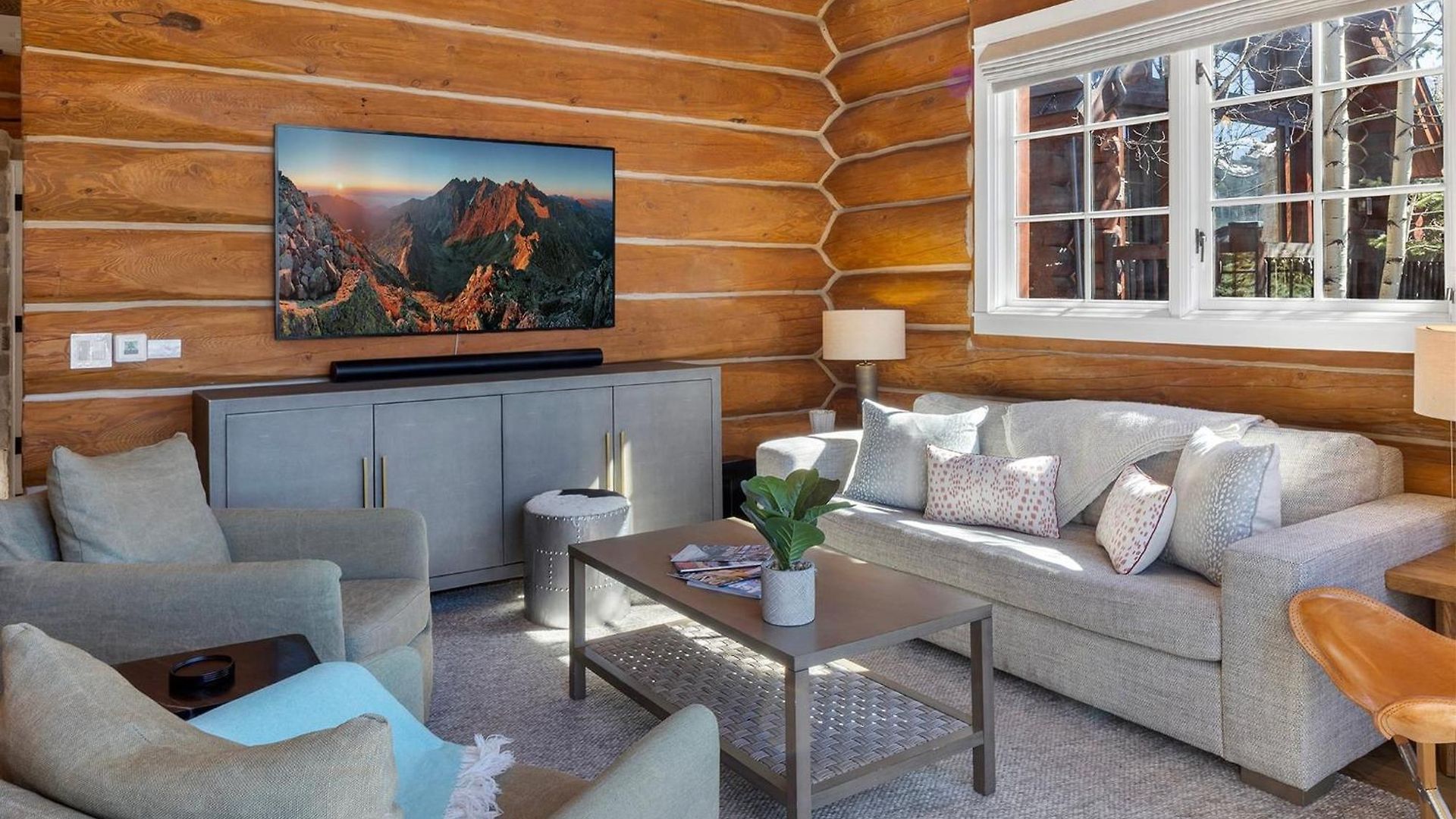 Holiday home New! Chic European Style Cabin, Short Walk To *