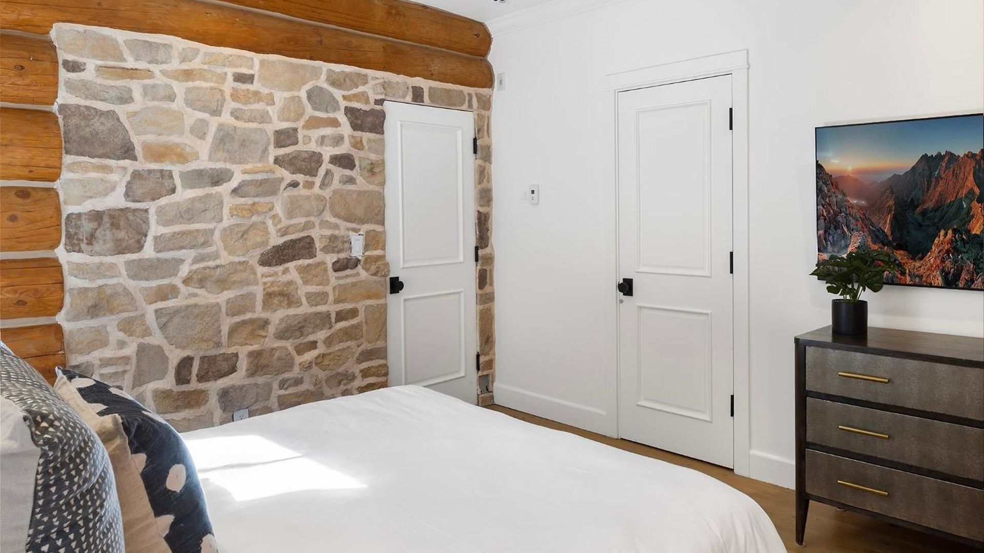 New! Chic European Style Cabin, Short Walk To Telluride