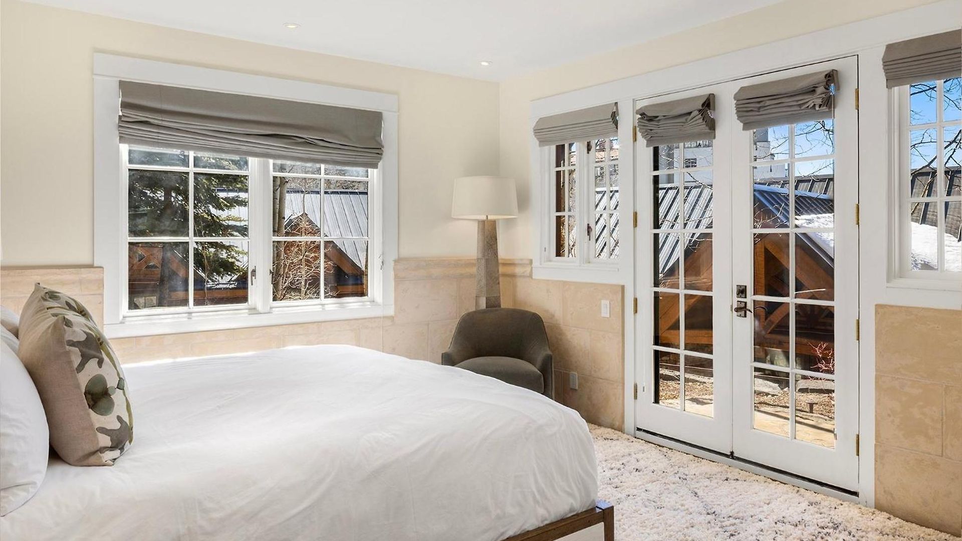 New! Chic European Style Cabin, Short Walk To Holiday home