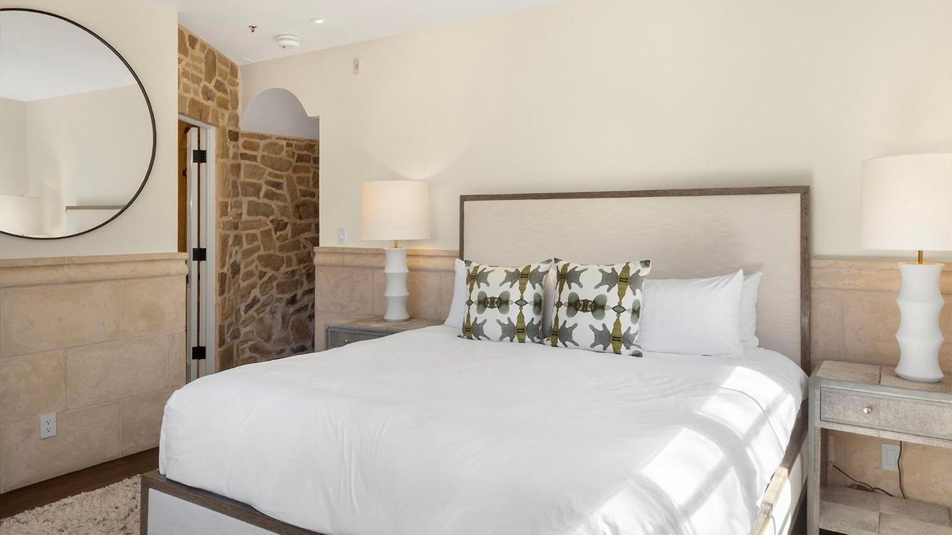 New! Chic European Style Cabin, Short Walk To Holiday home