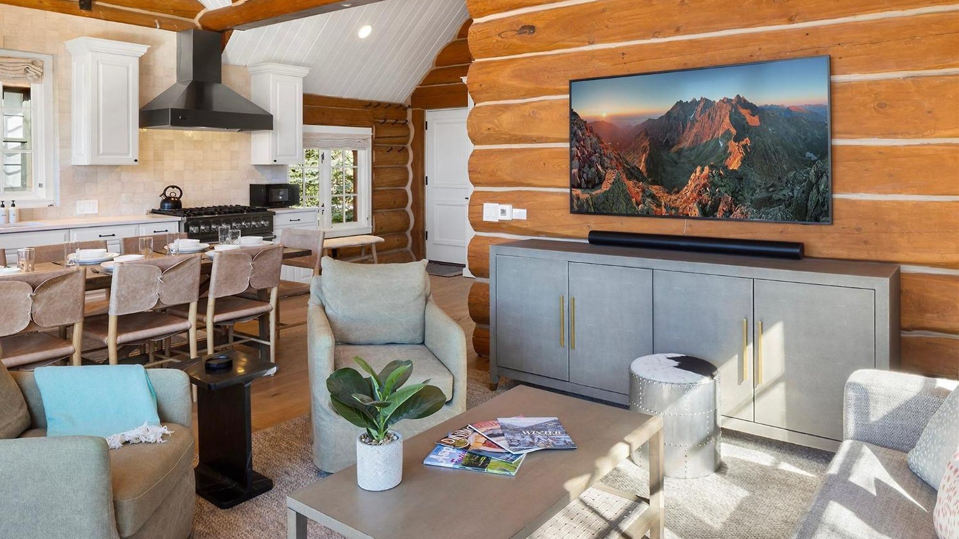 New! Chic European Style Cabin, Short Walk To Holiday home