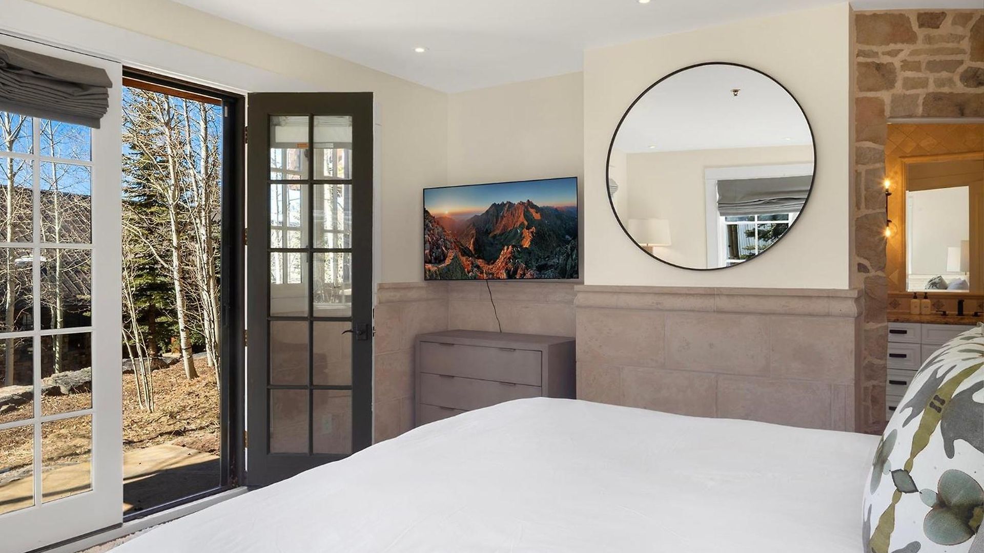 New! Chic European Style Cabin, Short Walk To *