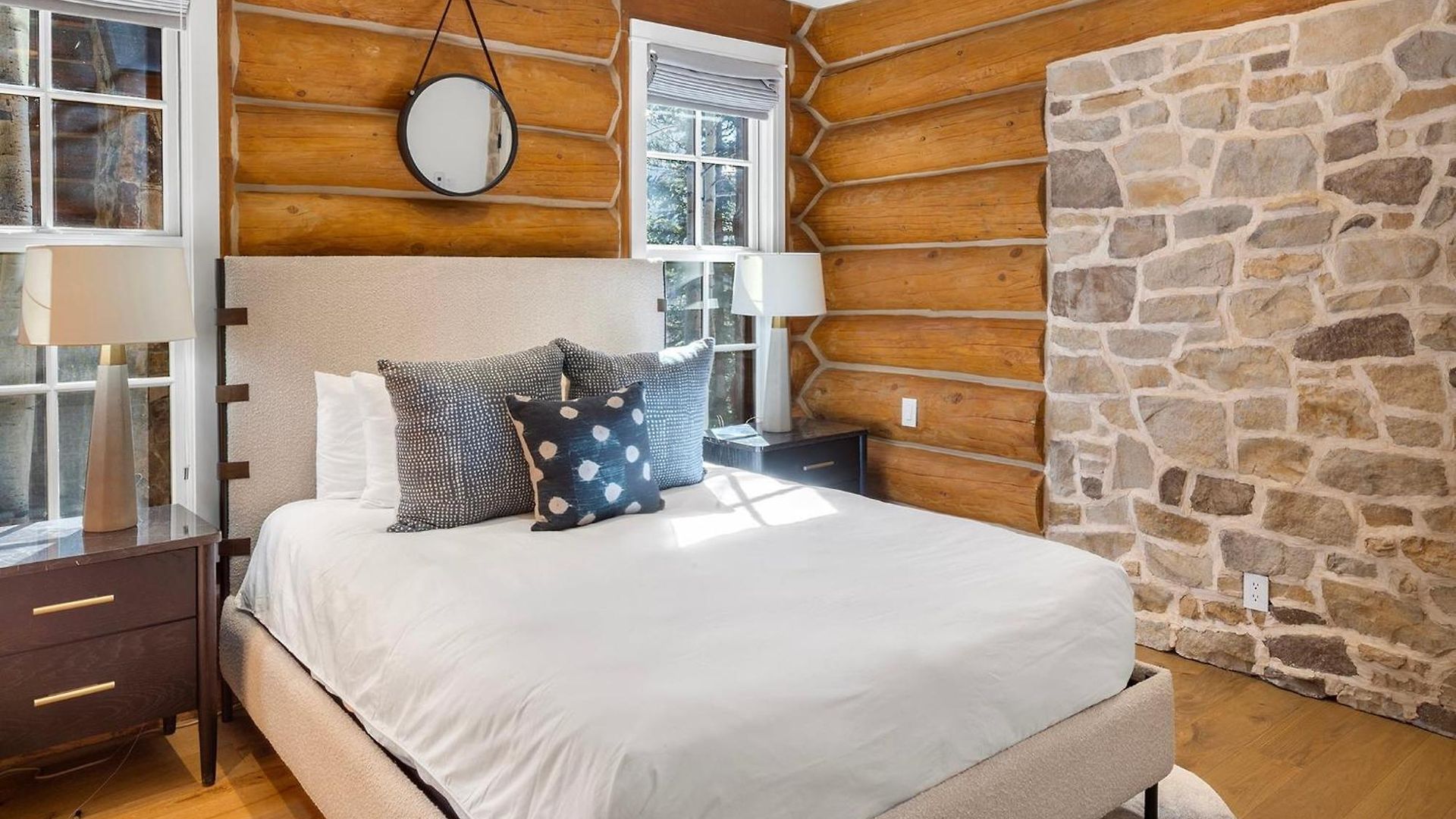 New! Chic European Style Cabin, Short Walk To Holiday home
