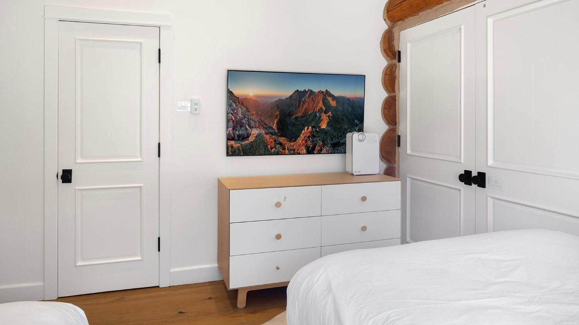 New! Chic European Style Cabin, Short Walk To *