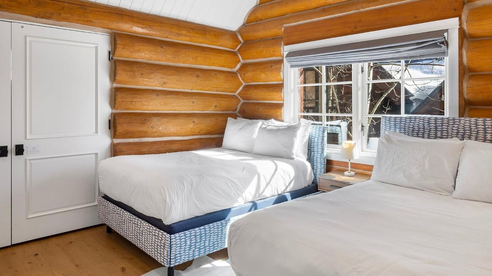 Holiday home New! Chic European Style Cabin, Short Walk To *