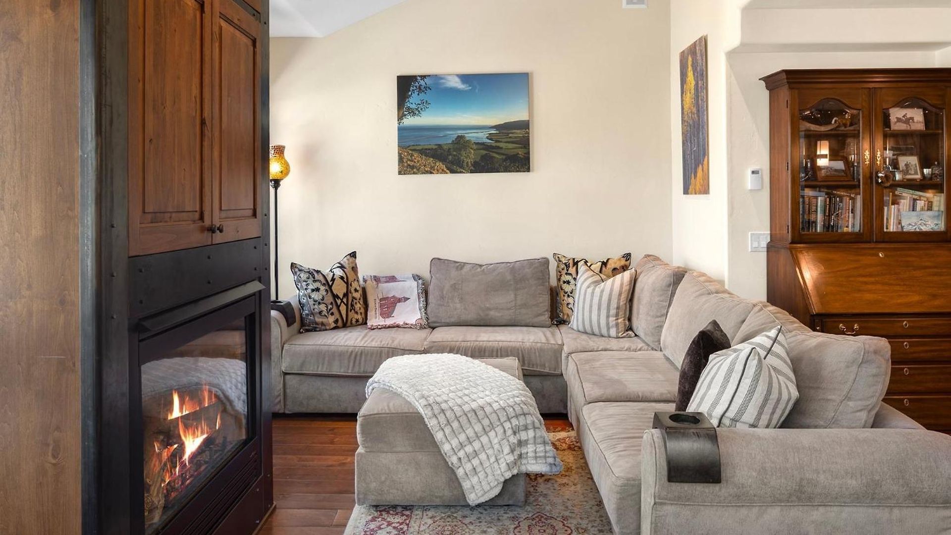 Walk To Festivals! Windows, Fireplace, Hot Tub *