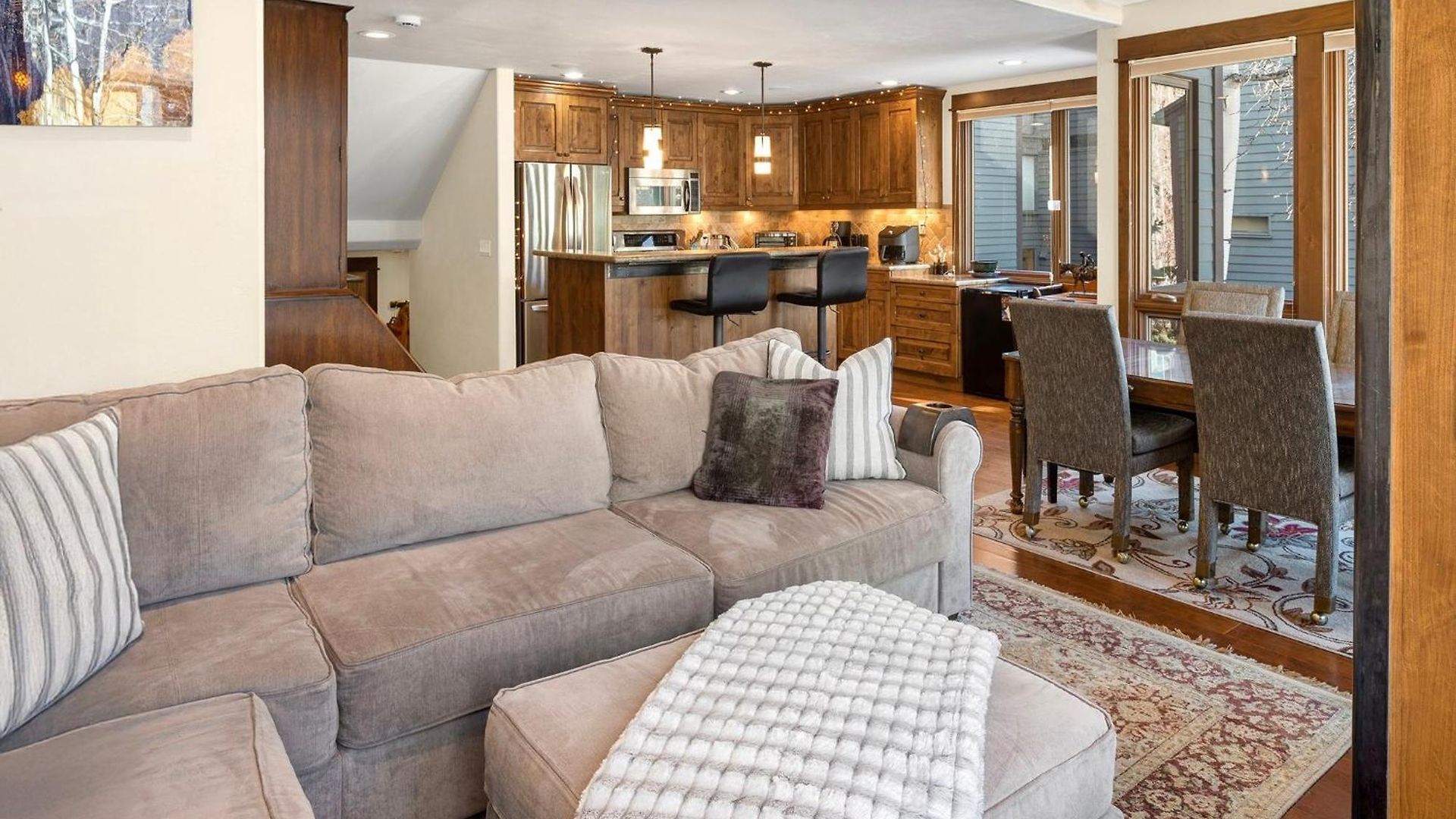 Walk To Festivals! Windows, Fireplace, Hot Tub Apartment *