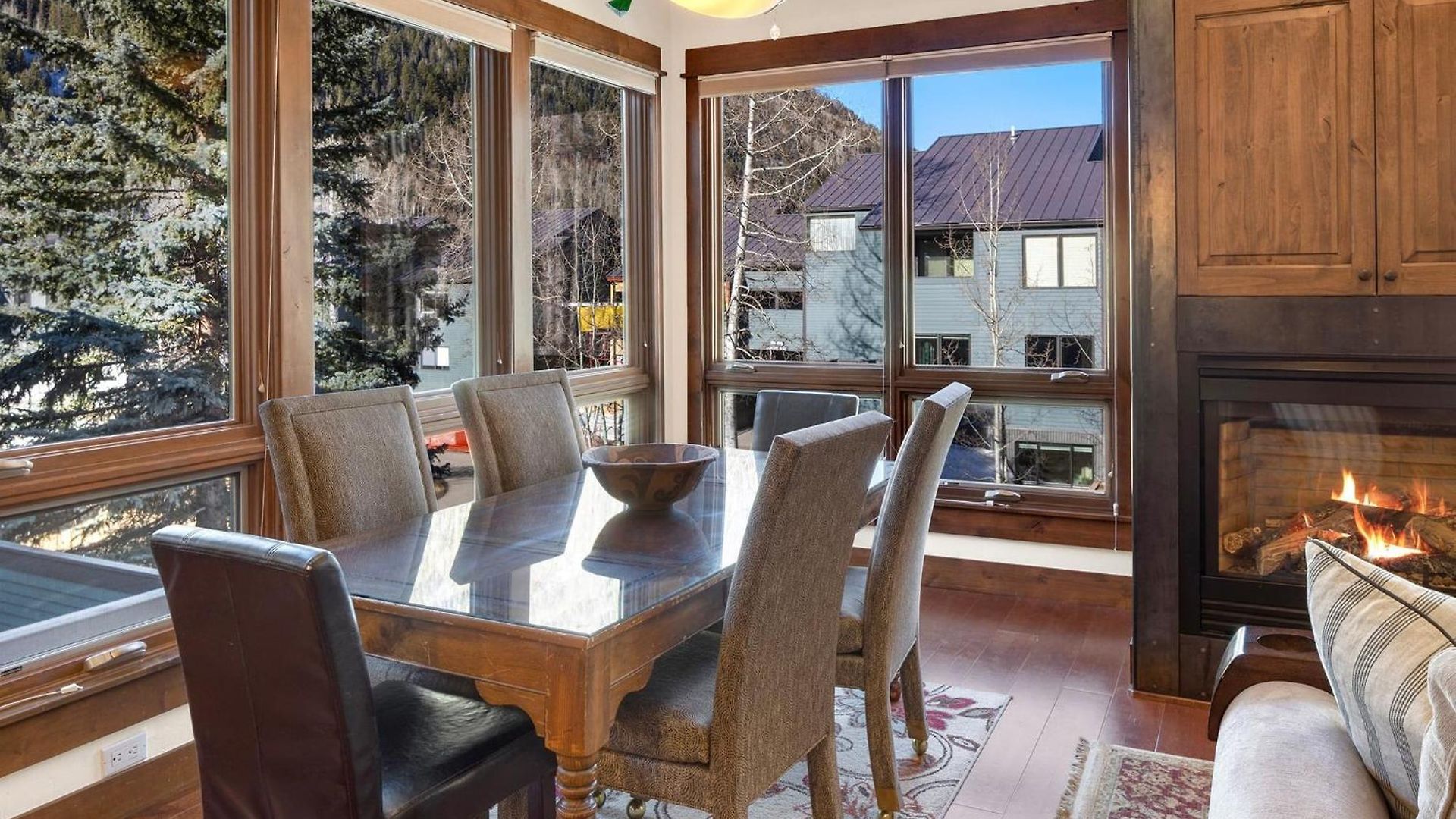 Apartment Walk To Festivals! Windows, Fireplace, Hot Tub *