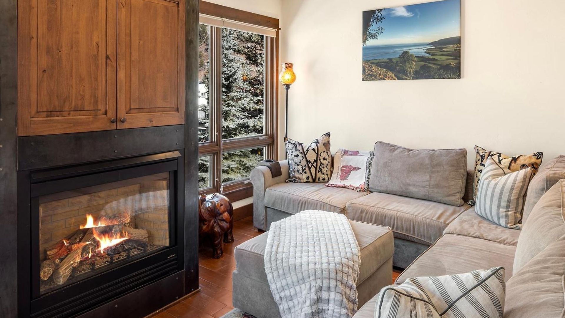 Walk To Festivals! Windows, Fireplace, Hot Tub