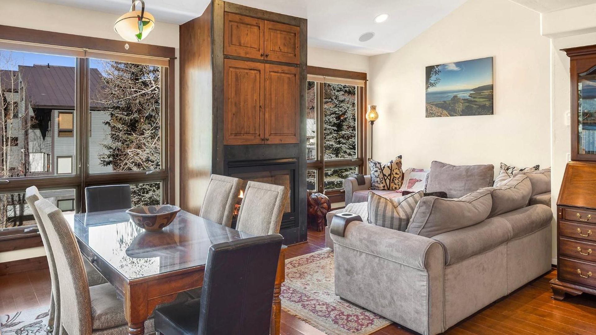 Walk To Festivals! Windows, Fireplace, Hot Tub Apartment *