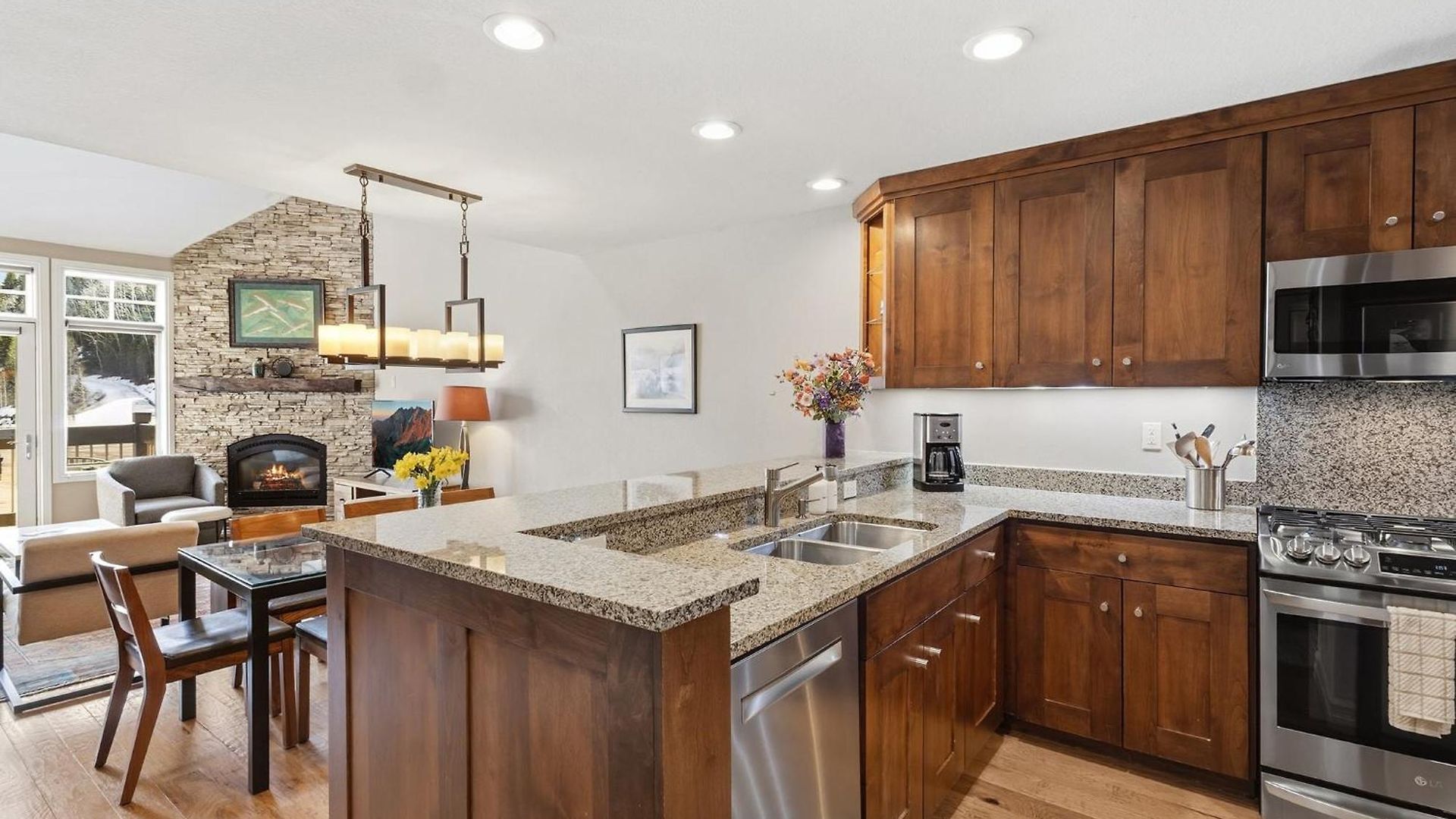 Apartment Slopeside Paradise Penthouse At Lift 7, Views, Fireplace, Deck, Hot Tub *