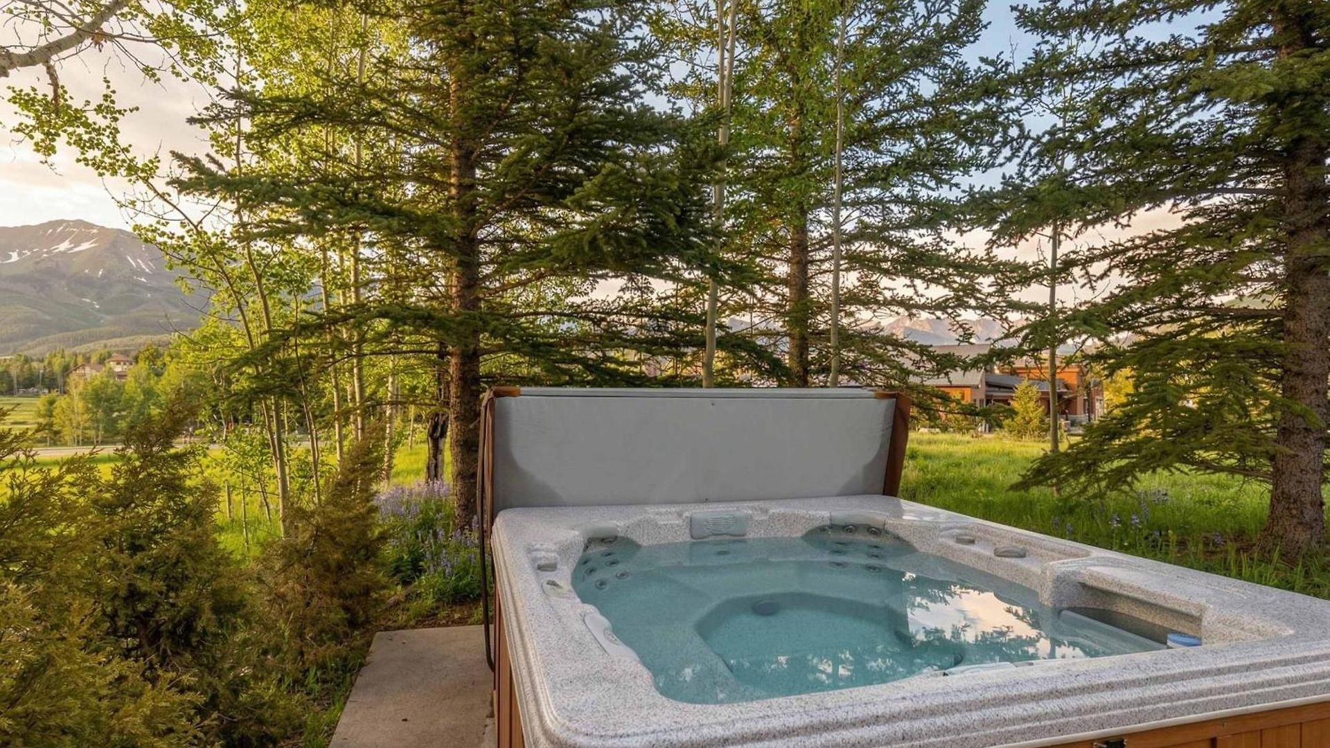 Holiday home Spacious Retreat With Private Hot Tub