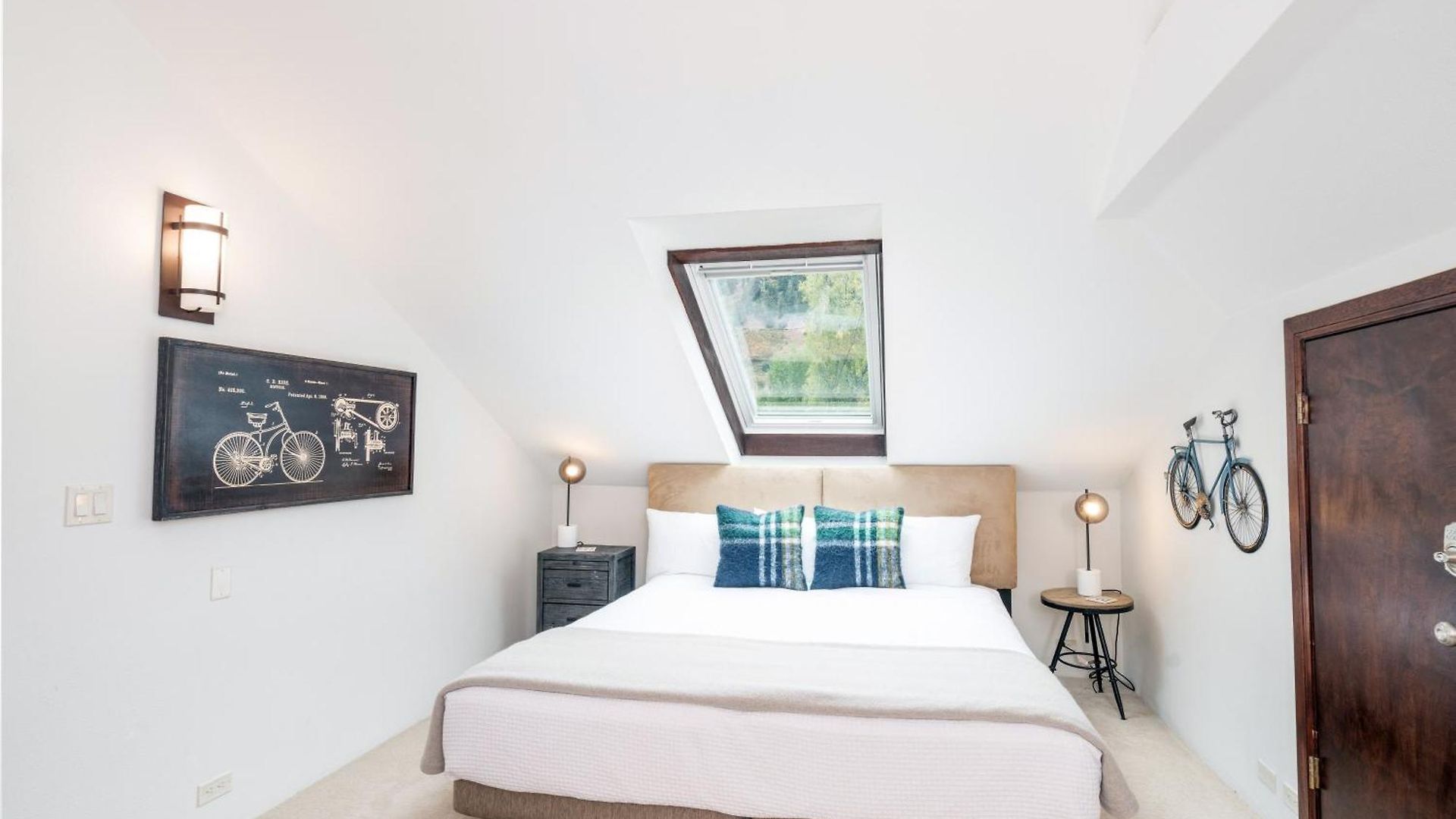 Big & Bright Hidden Gem With Garage, Hot Tub, Lux Kitchen *