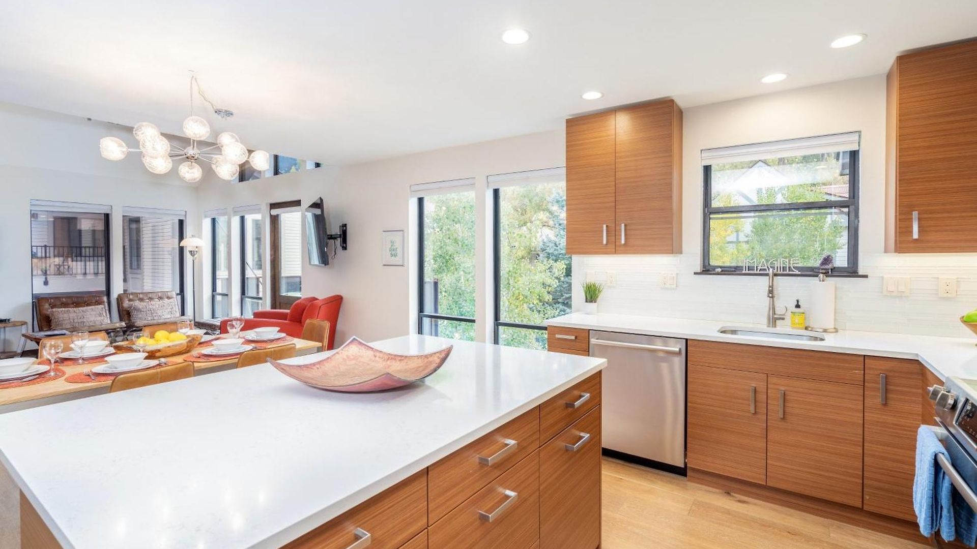 Big & Bright Hidden Gem With Garage, Hot Tub, Lux Kitchen Apartment *