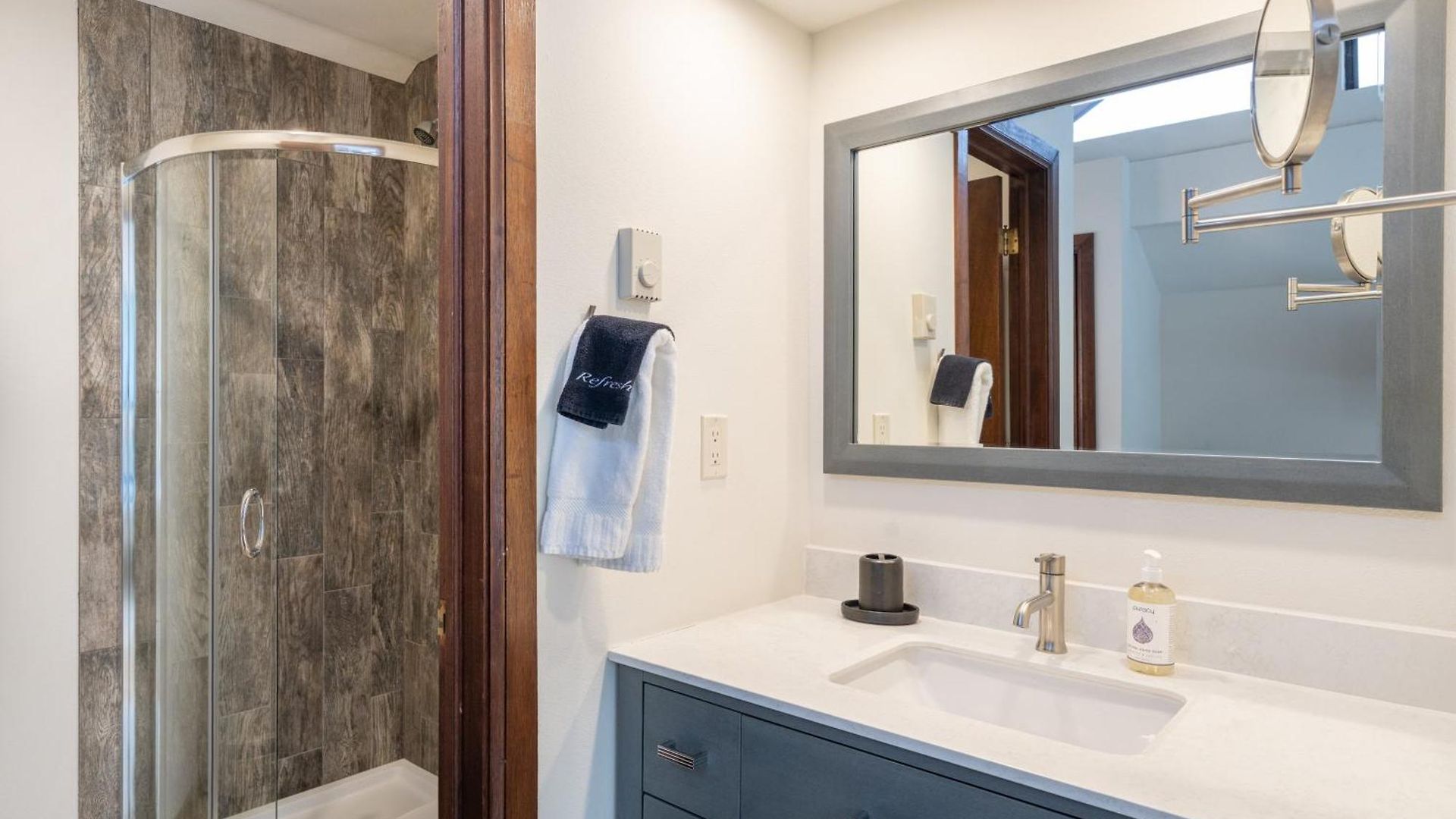 Big & Bright Hidden Gem With Garage, Hot Tub, Lux Kitchen *