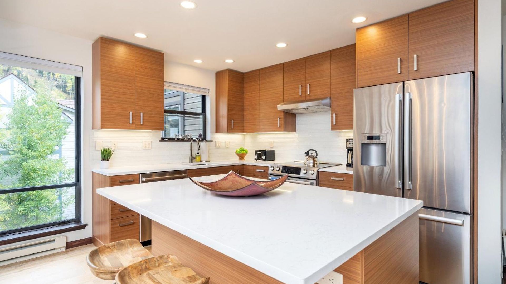 Big & Bright Hidden Gem With Garage, Hot Tub, Lux Kitchen Apartment