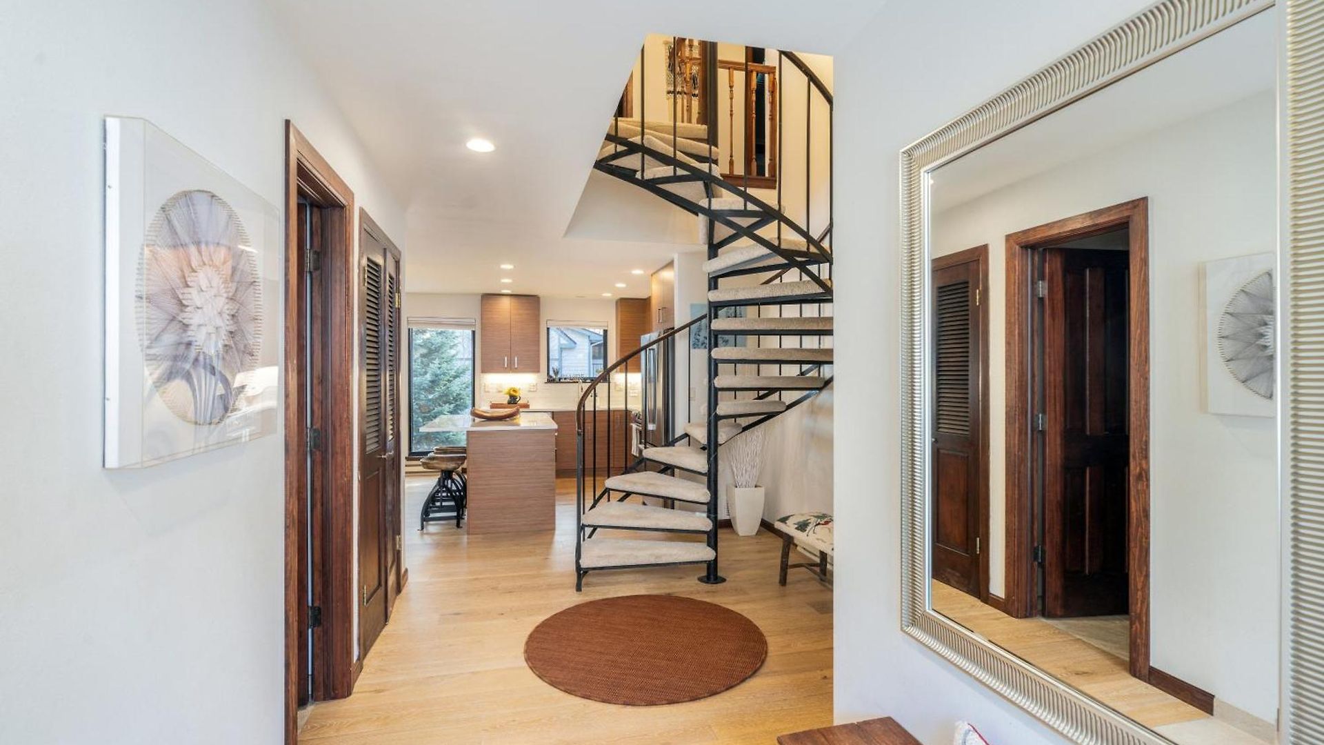 Big & Bright Hidden Gem With Garage, Hot Tub, Lux Kitchen Apartment *