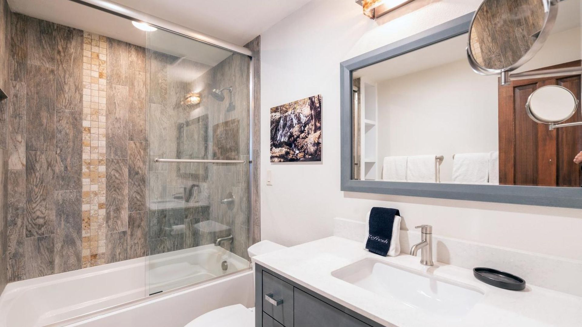 Big & Bright Hidden Gem With Garage, Hot Tub, Lux Kitchen *