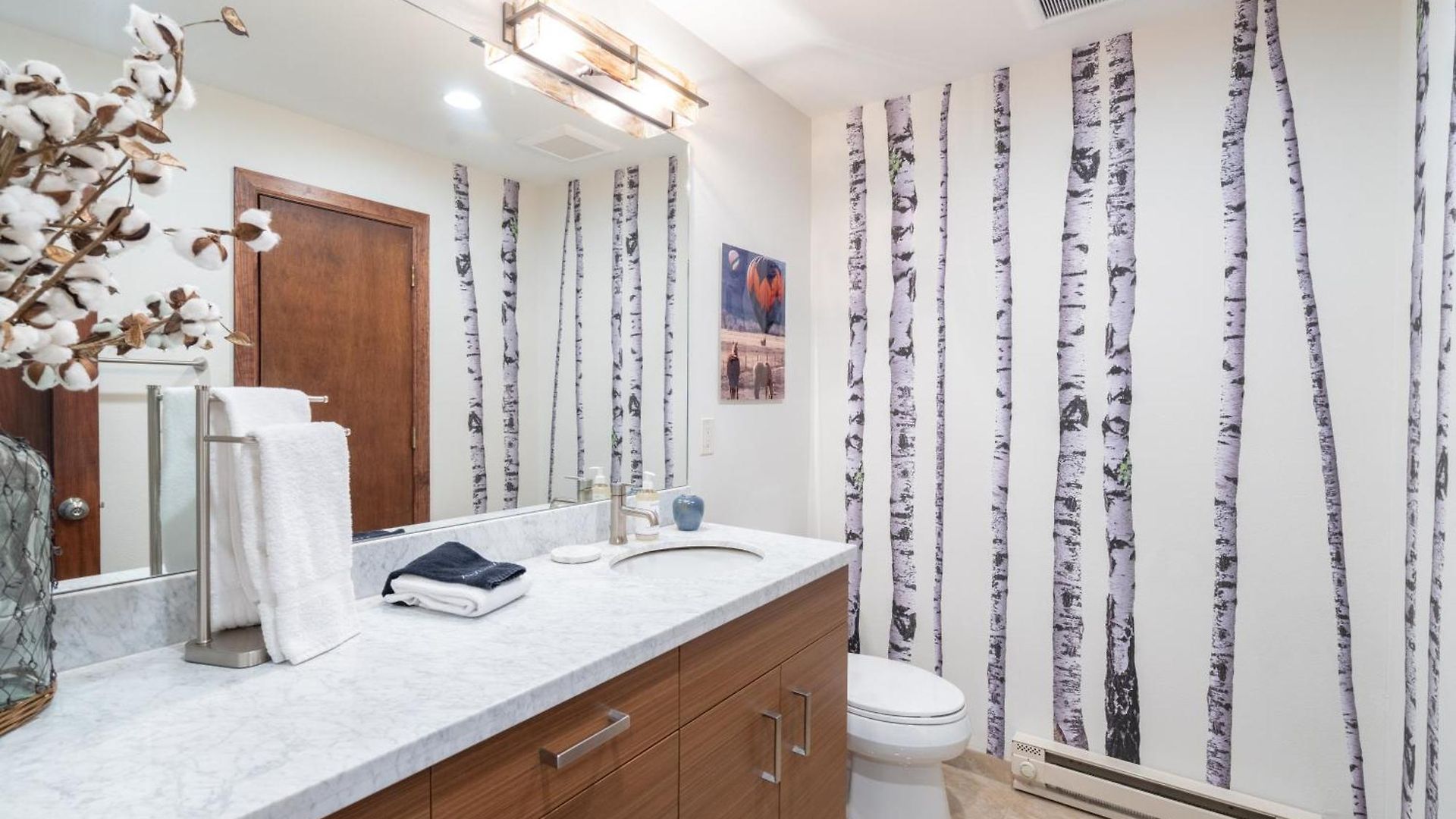 Big & Bright Hidden Gem With Garage, Hot Tub, Lux Kitchen
