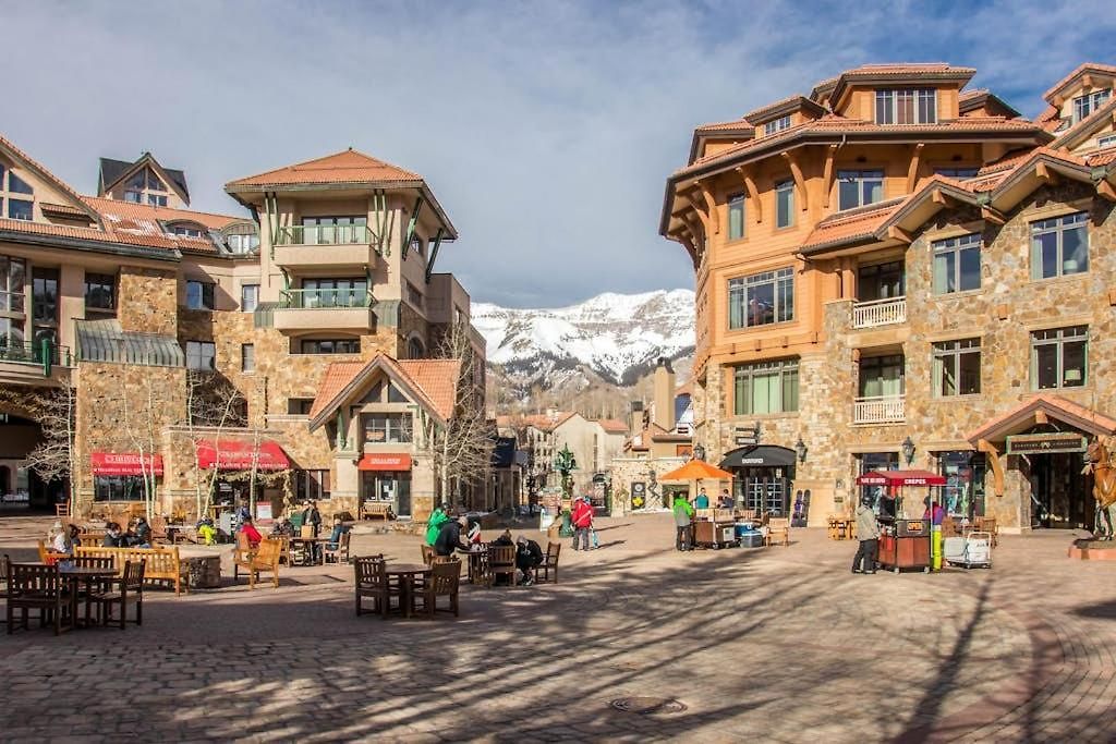Rocky Mountain Lookout Apartment