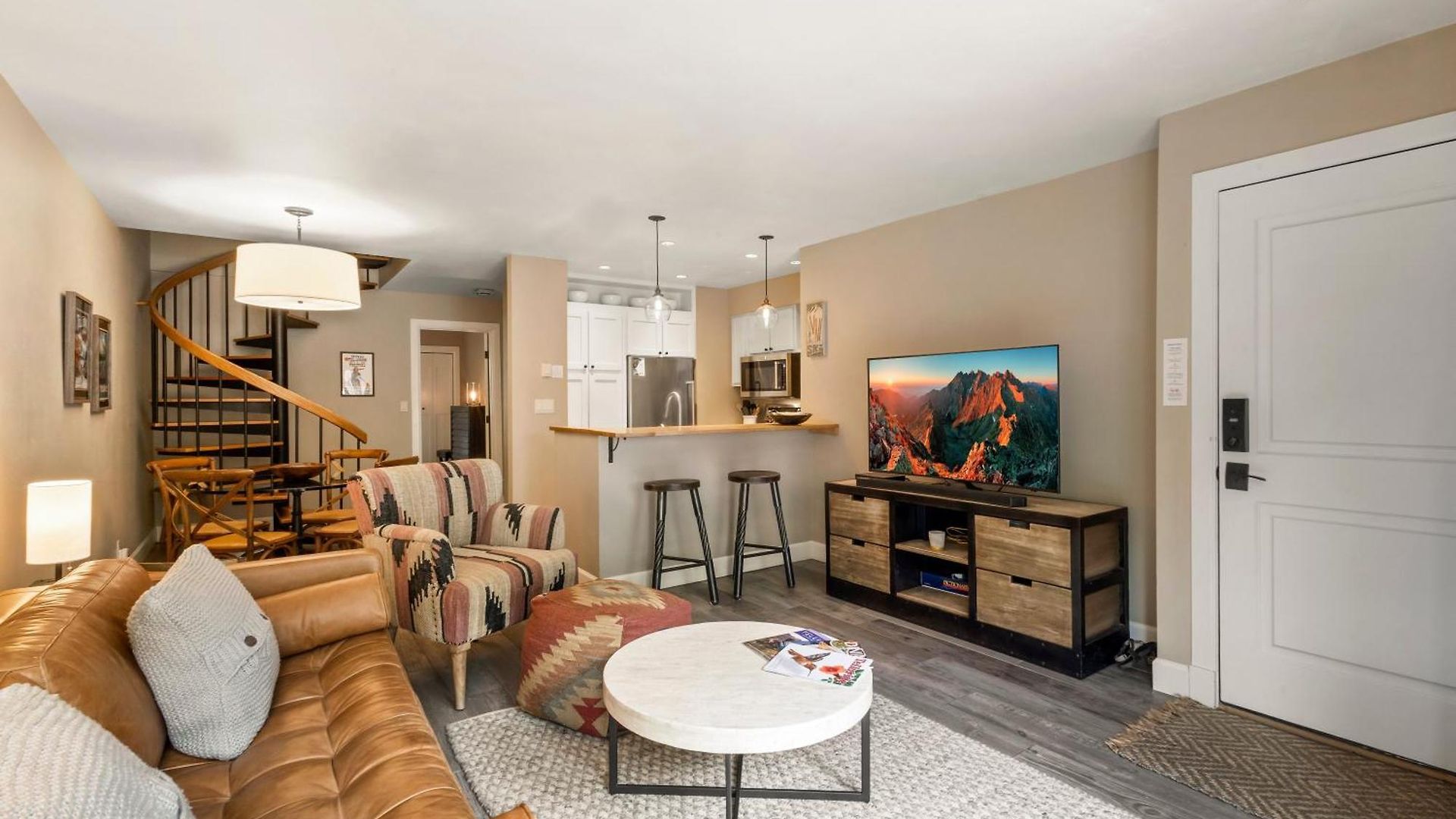 In Out In Town! Area Views, Fireplace, Hot Tub Apartment