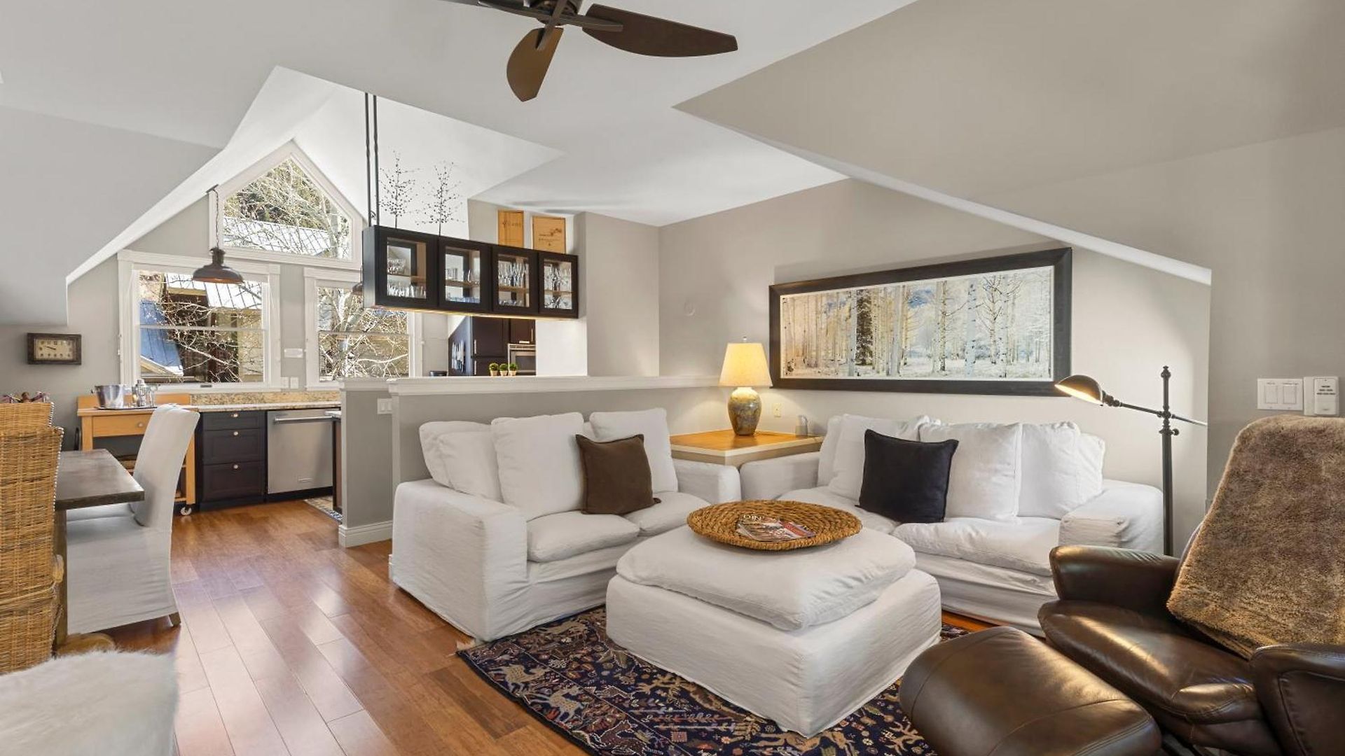 Peaceful Home-like - Spacious, Private Deck, Fireplace Apartment