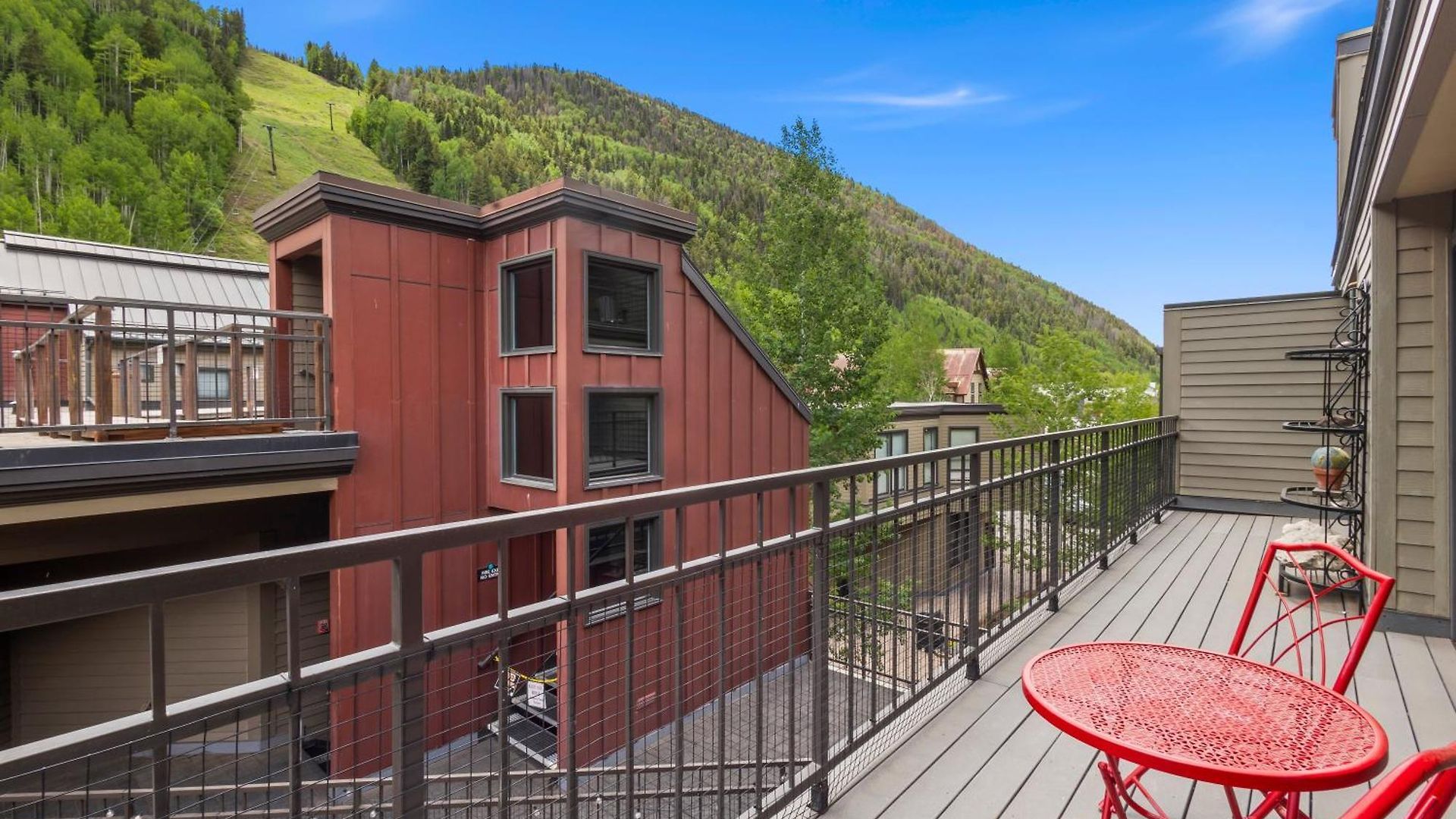 Apartment In Out In Town! Area Views, Fireplace, Hot Tub