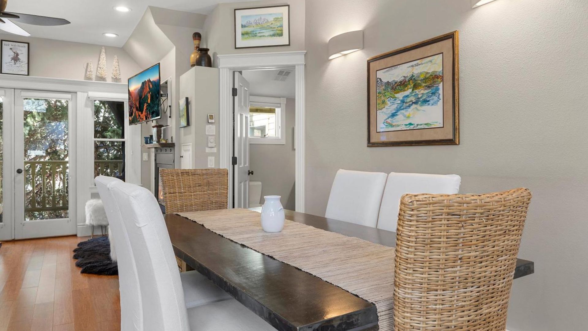 Peaceful Home-like - Spacious, Private Deck, Fireplace Apartment *