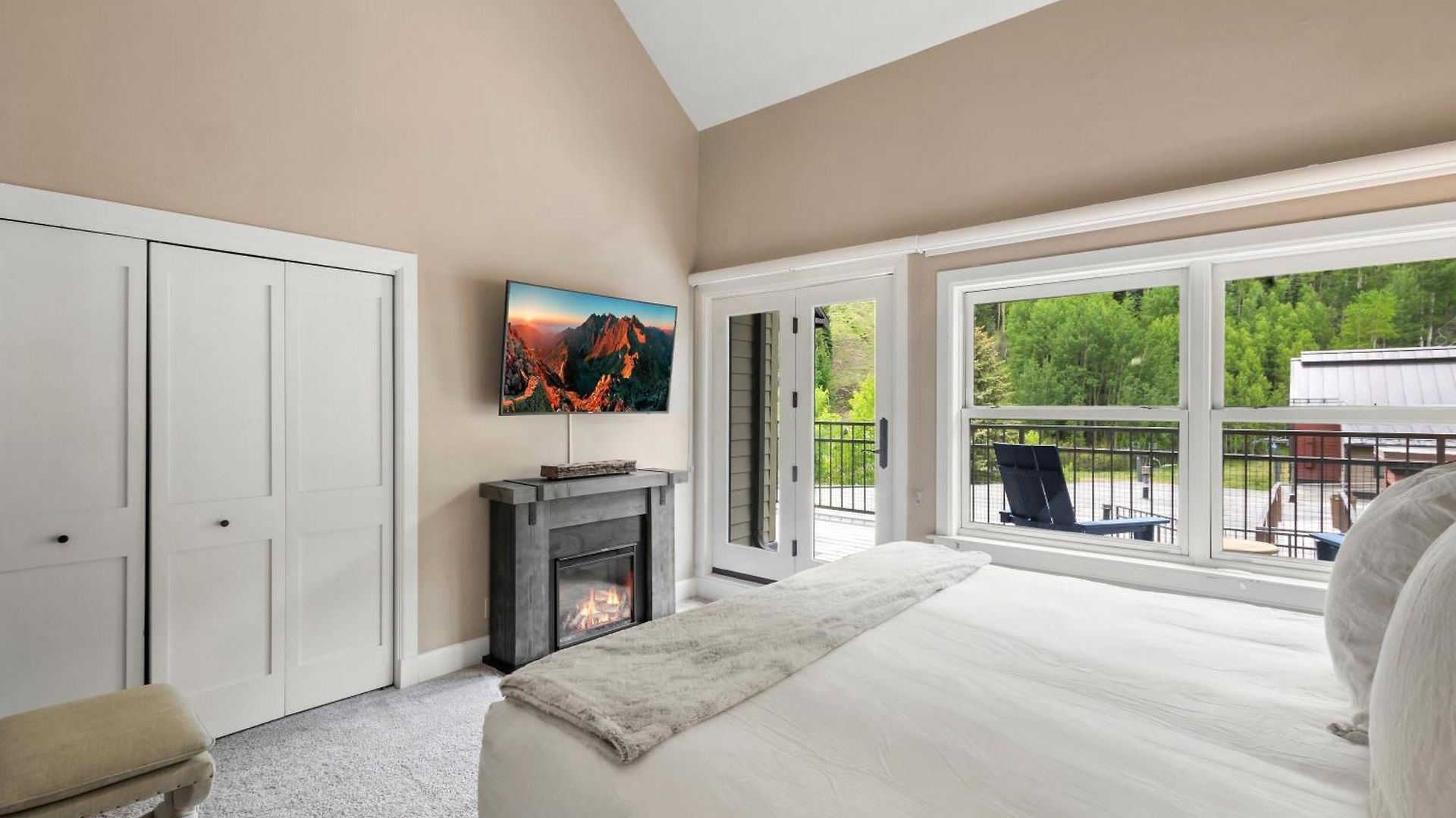 Apartment In Out In Town! Area Views, Fireplace, Hot Tub *