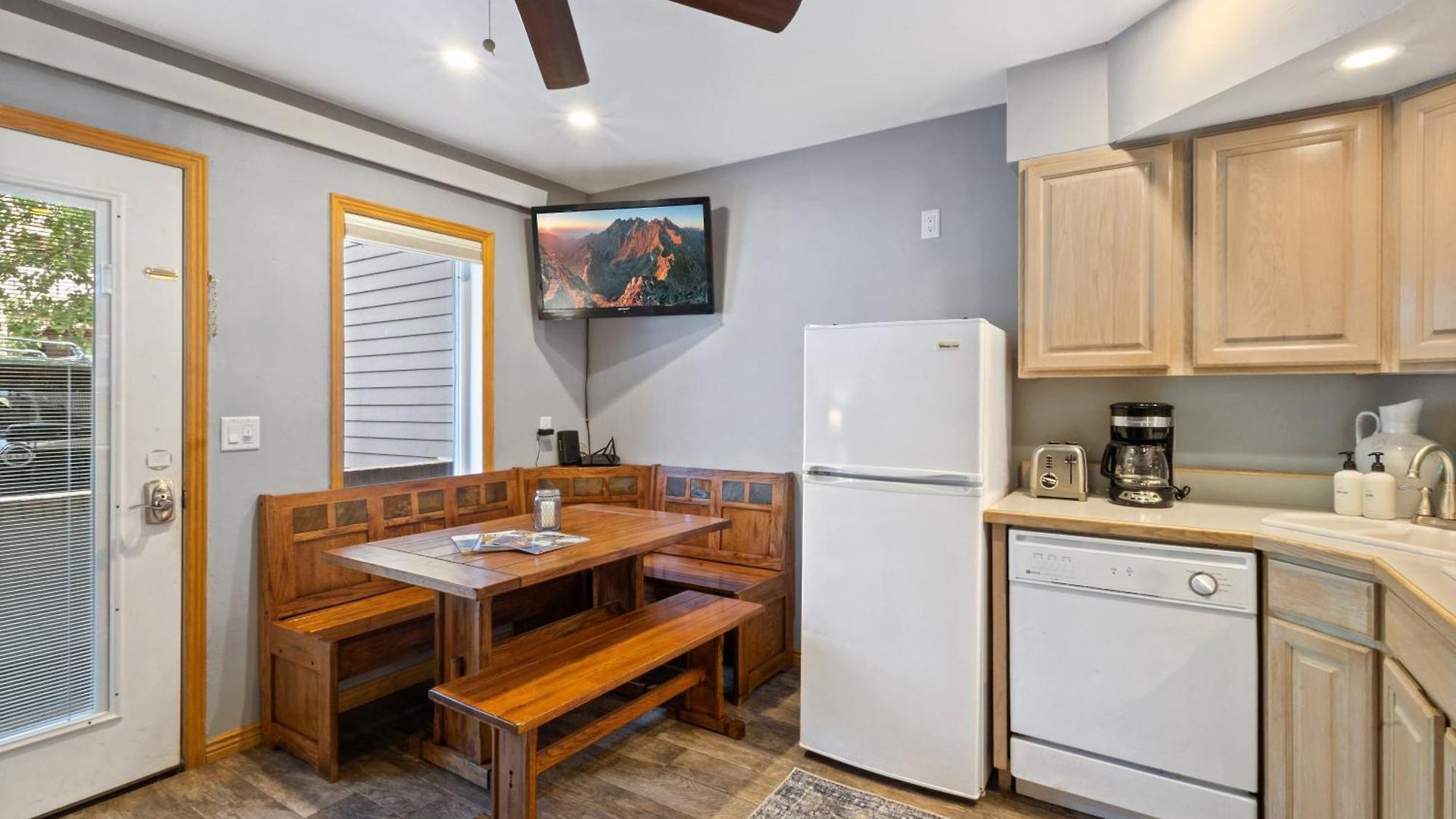 Ground Floor On River Trail, Walk To *