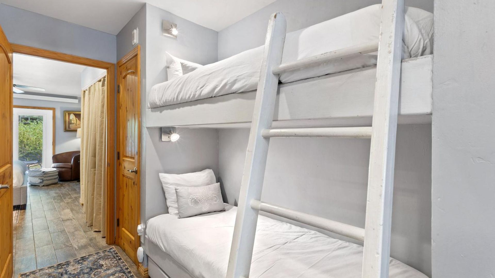 Ground Floor On River Trail, Walk To *