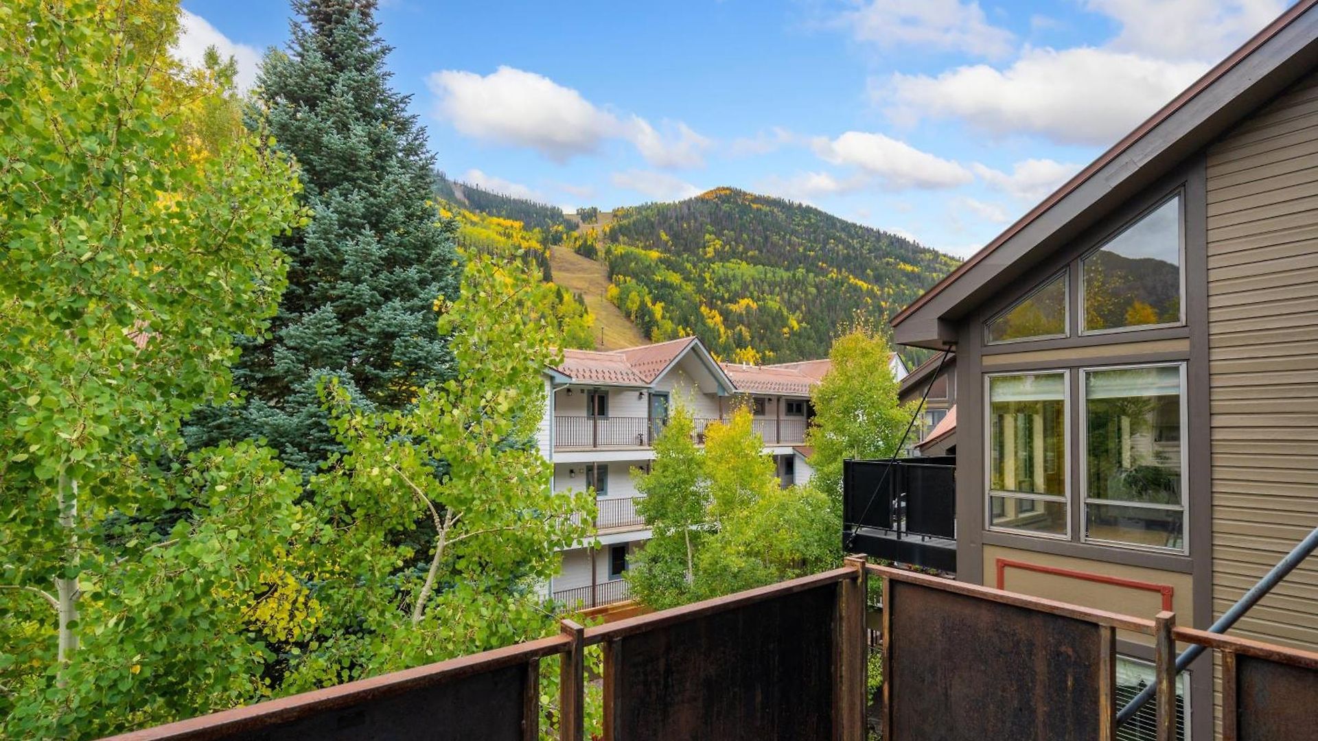 Big & Bright Hidden Gem With Garage, Hot Tub, Lux Kitchen
