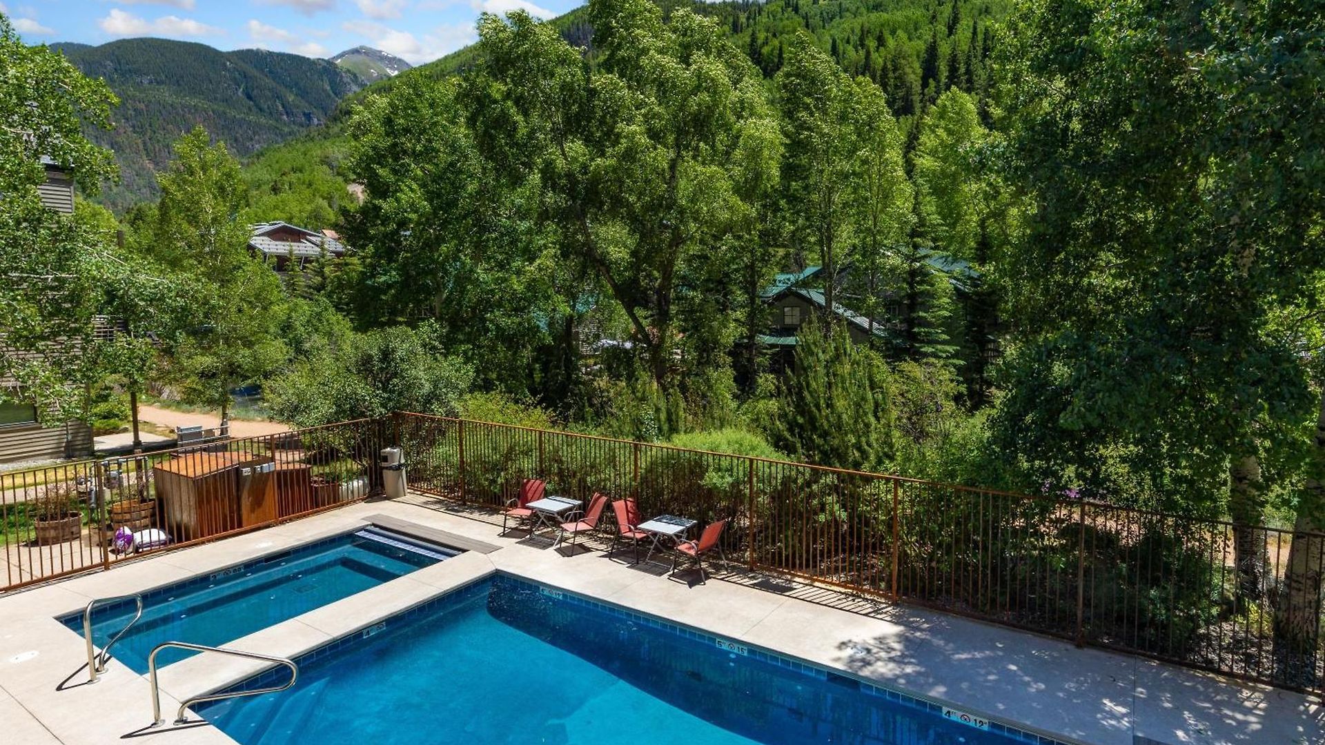 Huge Riverfront Deck, Walk Everywhere - Viking 100a Apartment *
