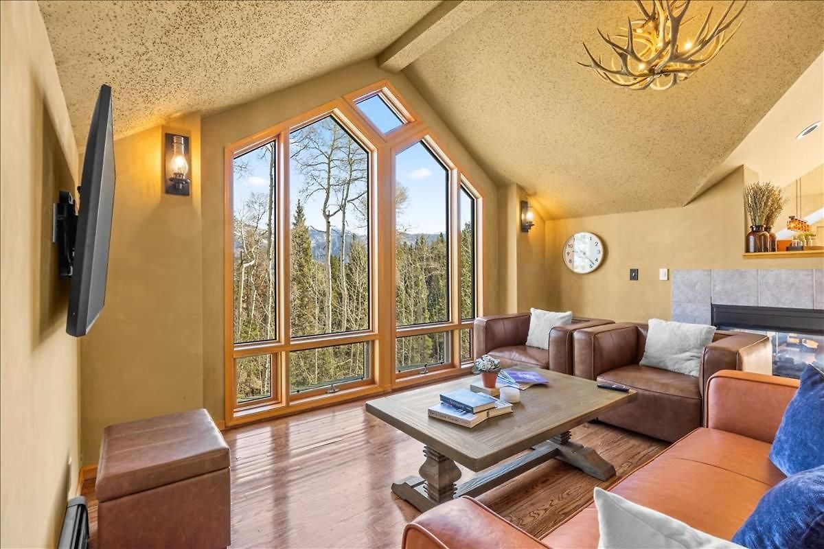 Retreat- Private Deck & Fireplaces *