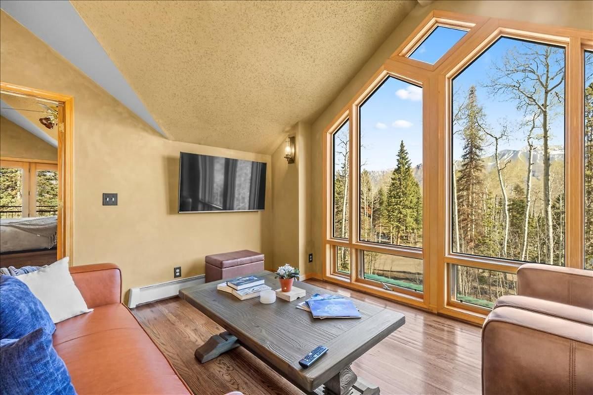 Retreat- Private Deck & Fireplaces *