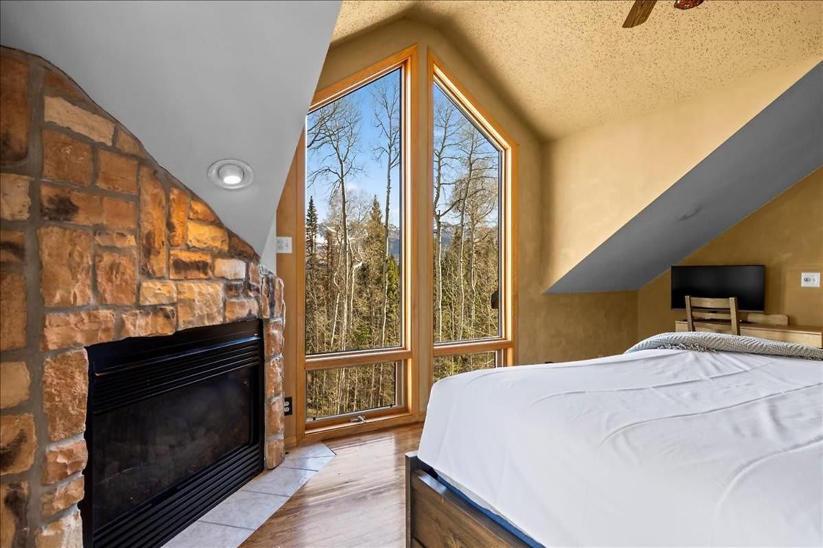 Holiday home Retreat- Private Deck & Fireplaces *