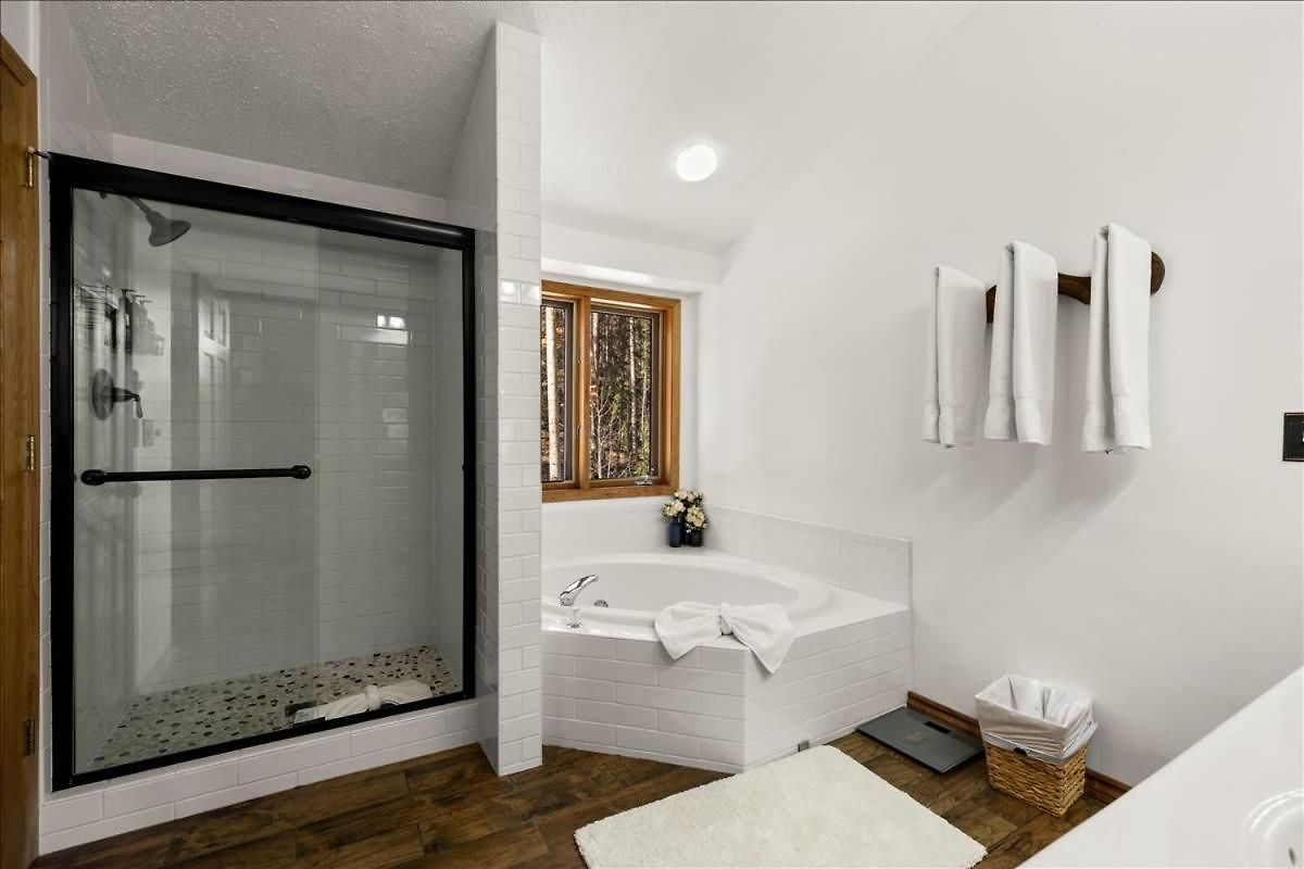 Retreat- Private Deck & Fireplaces *