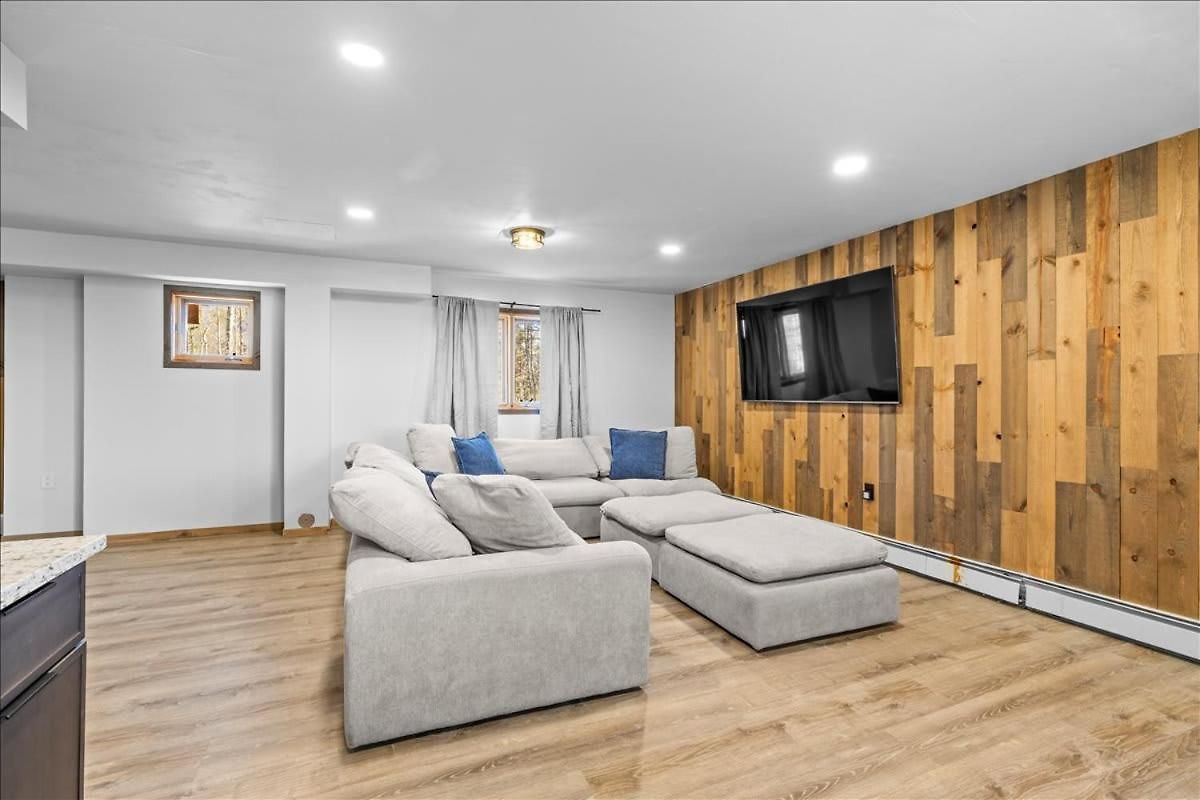 Holiday home Retreat- Private Deck & Fireplaces